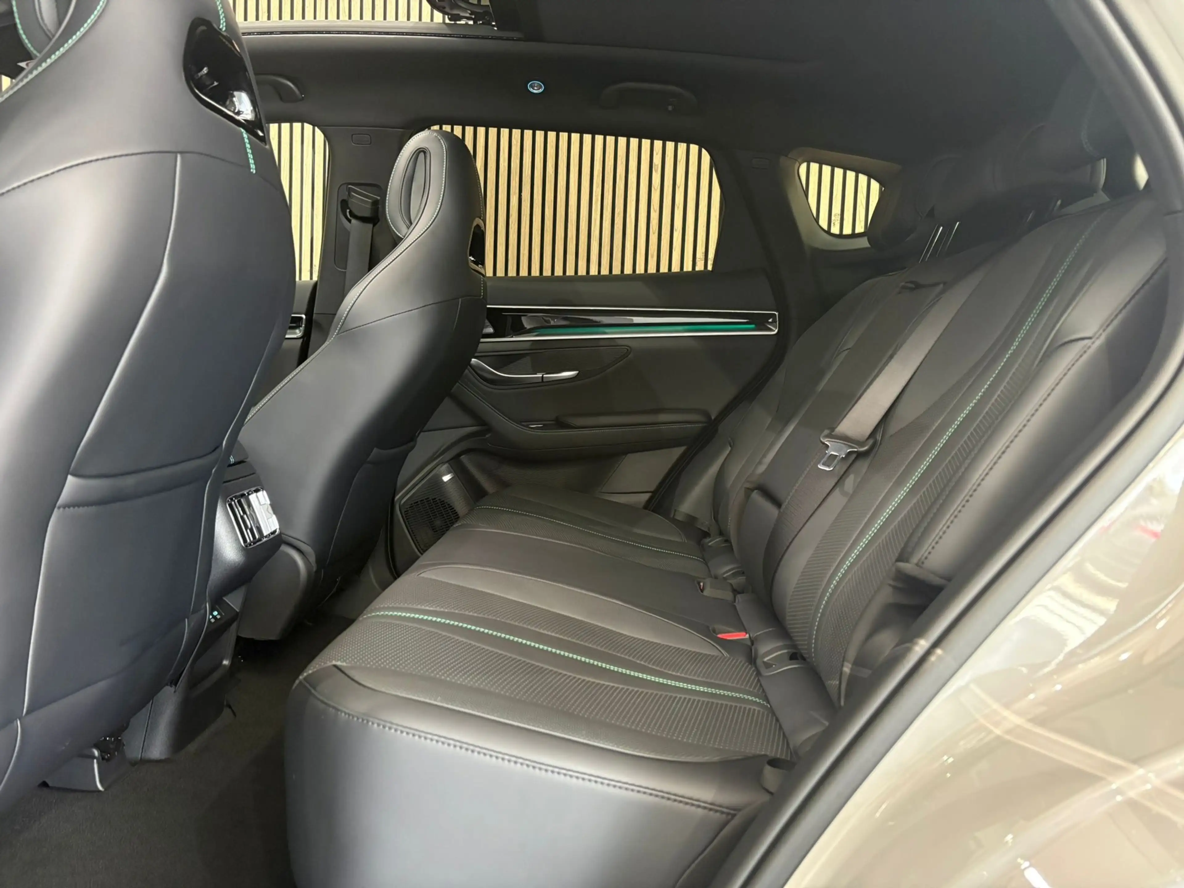 BYD Seal U 1.5 T DM-i AWD Design 325 PK / Panorama / Lederen — photo 21