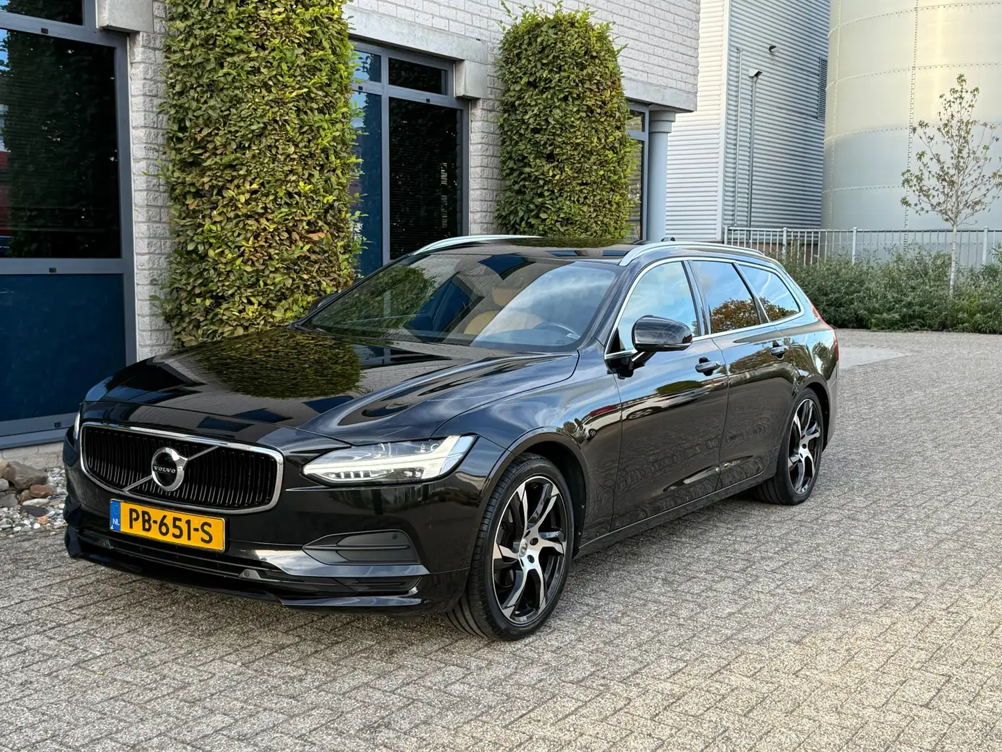 Volvo V90 2.0 D3 Momentum Zwart - 1