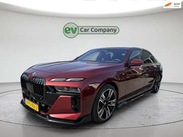 XDrive60 106 kWh | Theatre screen | Executive Loun