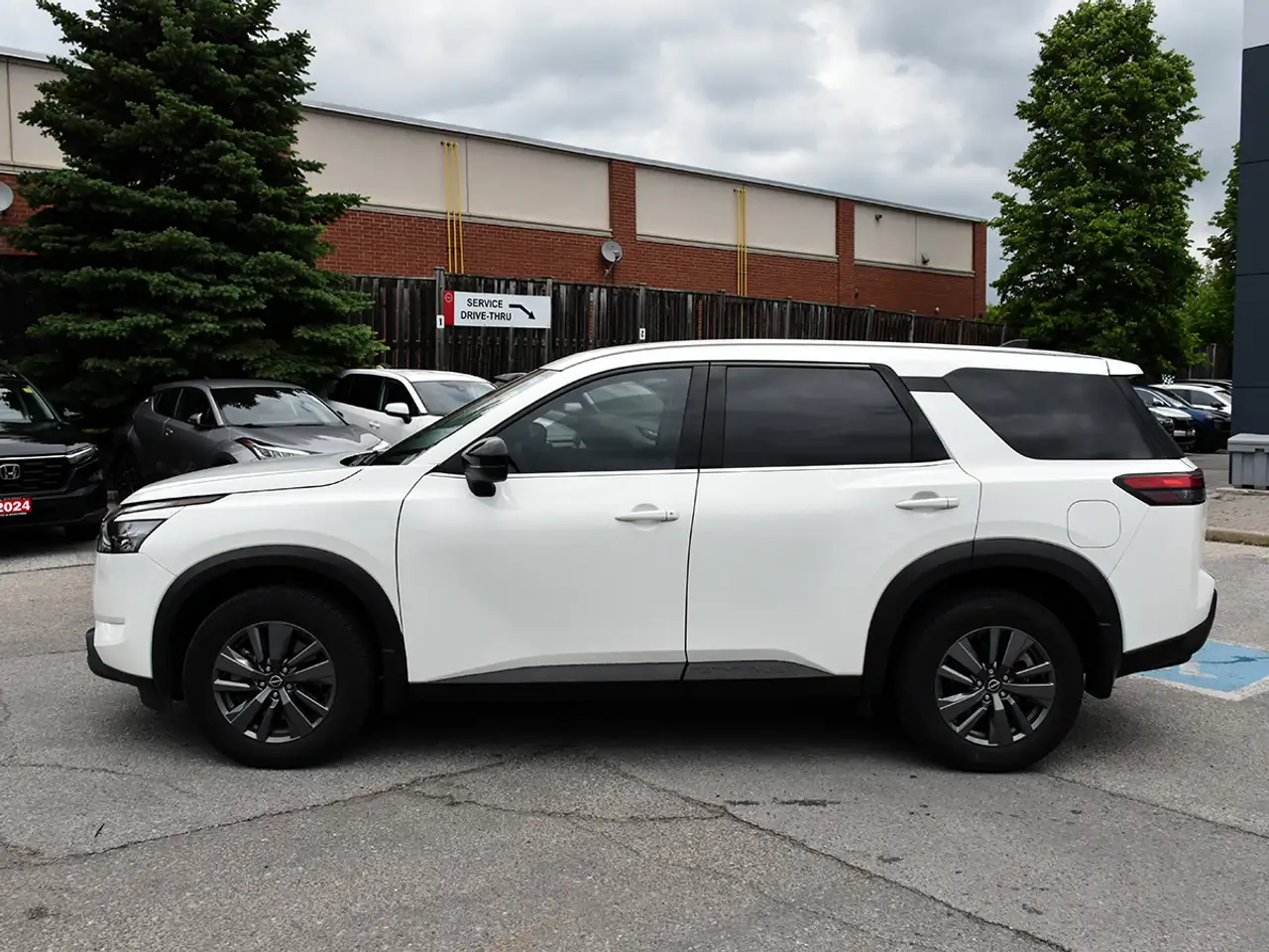 Nissan Pathfinder снимка Nissan Pathfinder