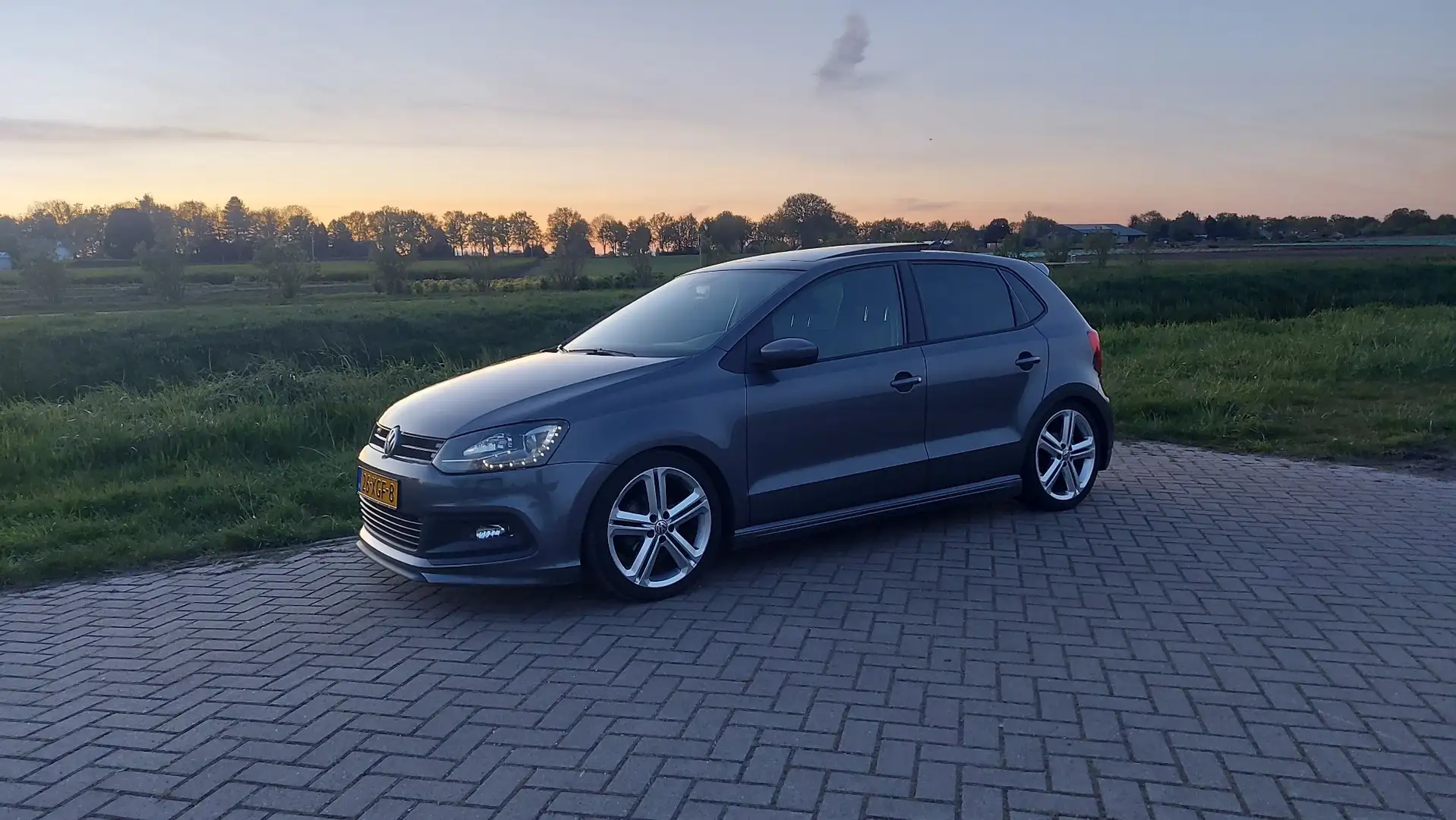 Volkswagen Polo 1.2 TSI R-line Grijs - 2