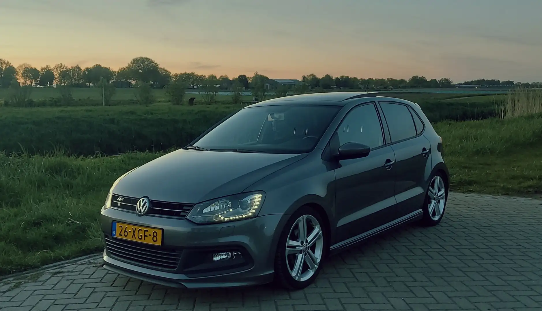 Volkswagen Polo 1.2 TSI R-line Grijs - 1