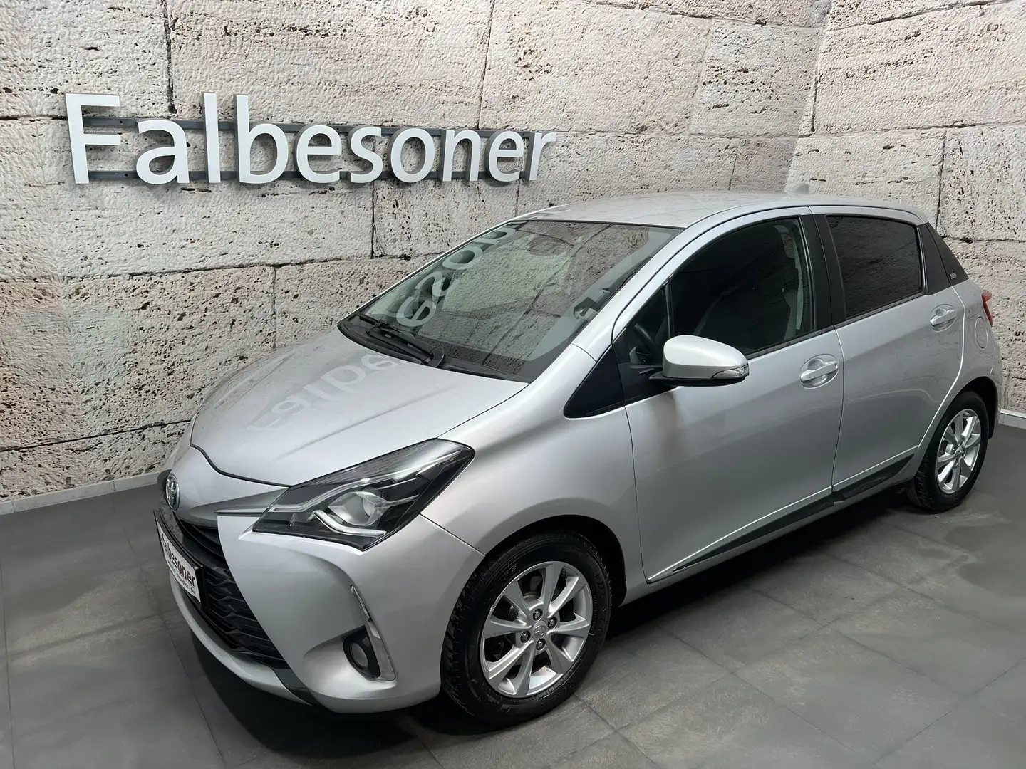 Toyota Yaris 1,5 Hybrid 20 Jahre Edition Silber - 1