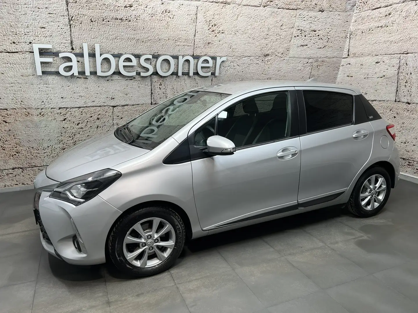 Toyota Yaris 1,5 Hybrid 20 Jahre Edition Silber - 2