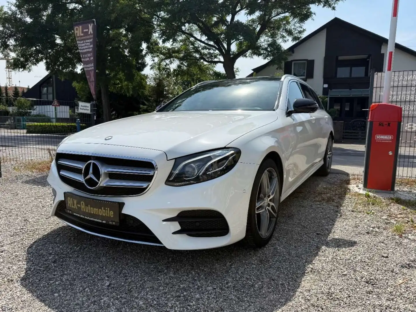 Mercedes-Benz E 220 d T Aut. Weiß - 1