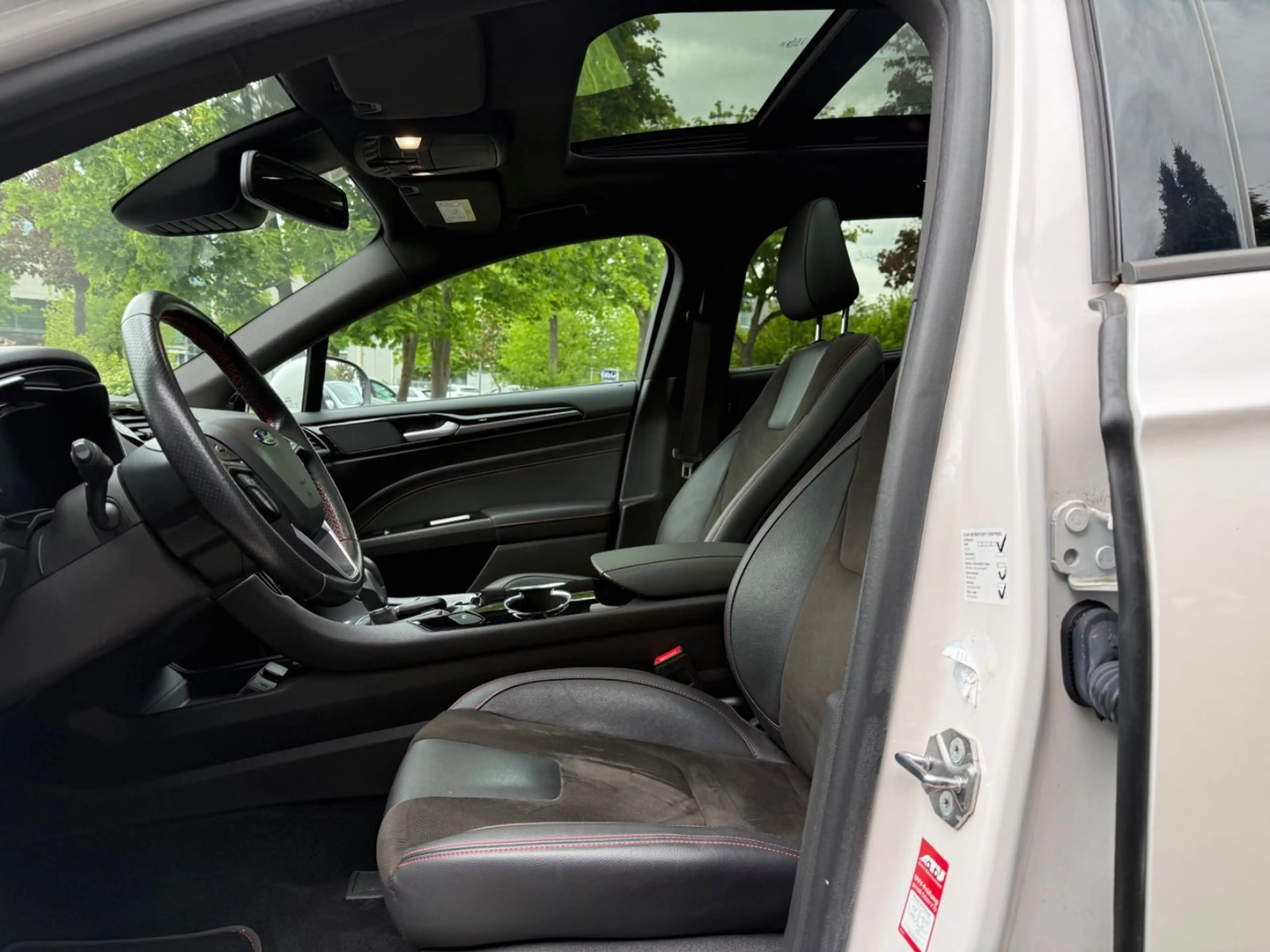 Ford Mondeo Turnier Hybrid ST-Line Panorama AHK — photo 13