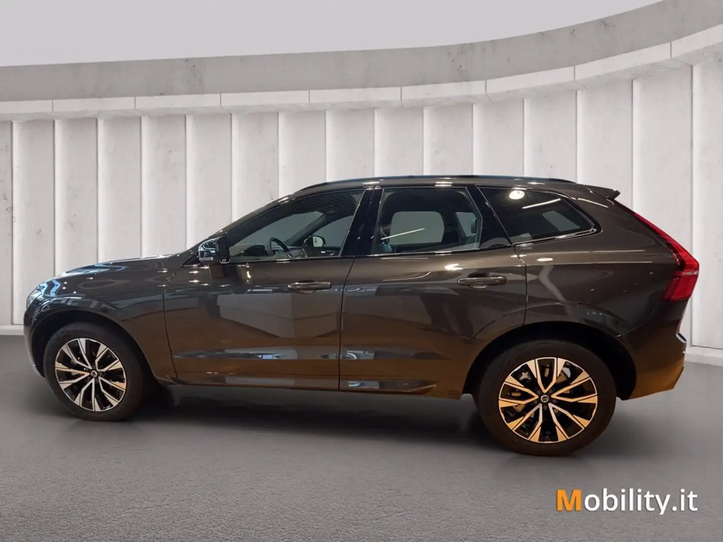 Volvo XC60 2.0 b4 Plus Dark awd auto Šedá - 2