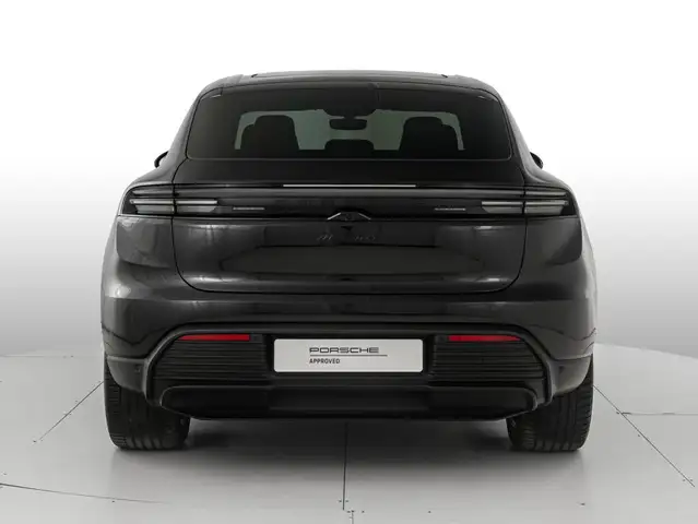 Porsche Macan view 4