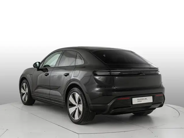 Porsche Macan view 3
