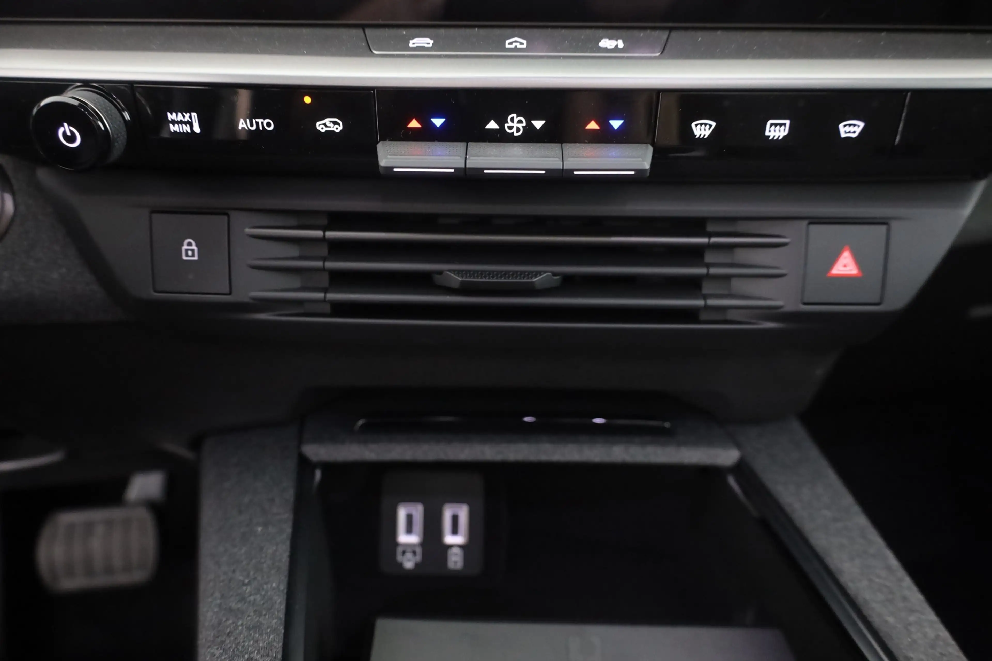 Opel Grandland Ultimate 1.2DI Turbo Hybrid Aut. Matrix — photo 12