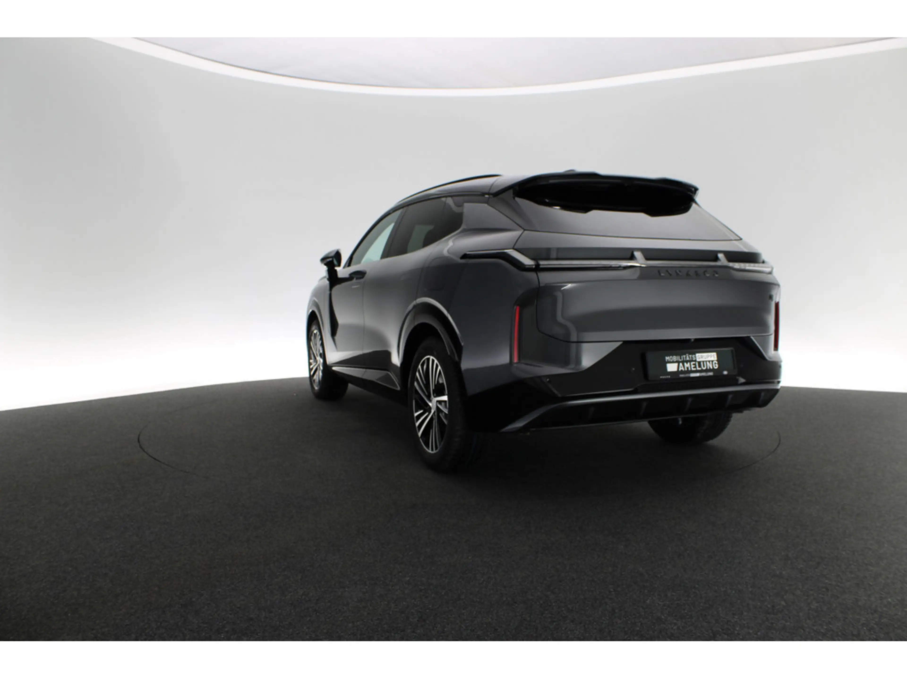 Lynk & Co 08 Core — photo 5