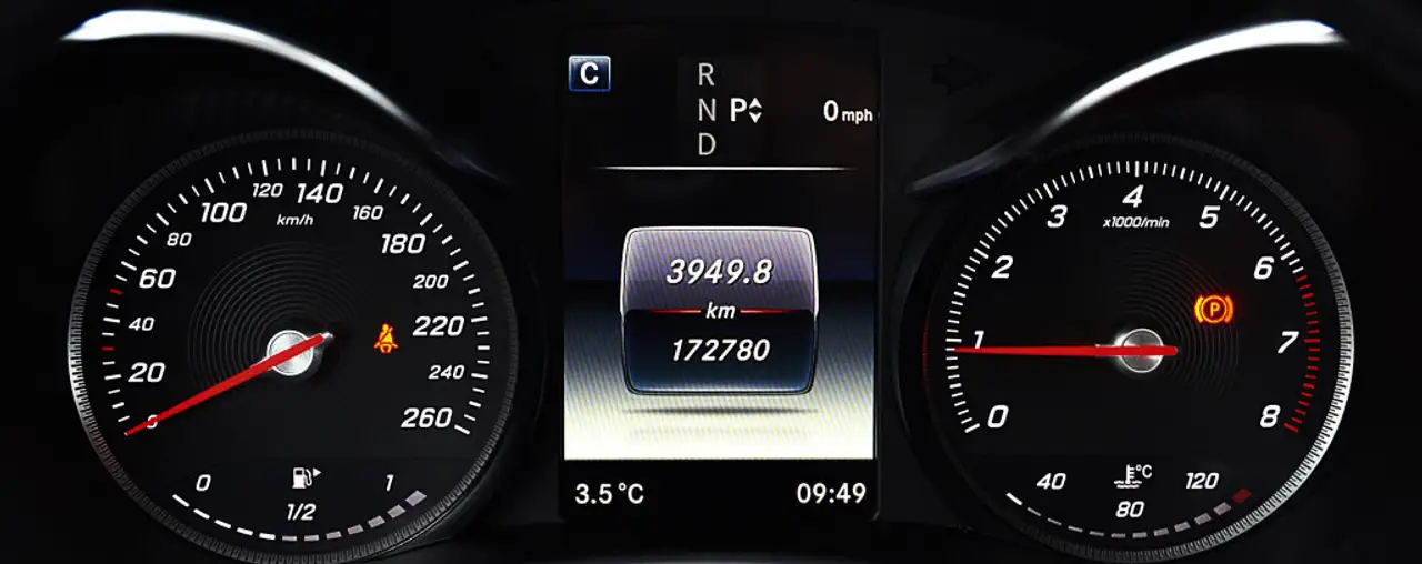 Mercedes-Benz C-Class снимка Mercedes-Benz C-Class