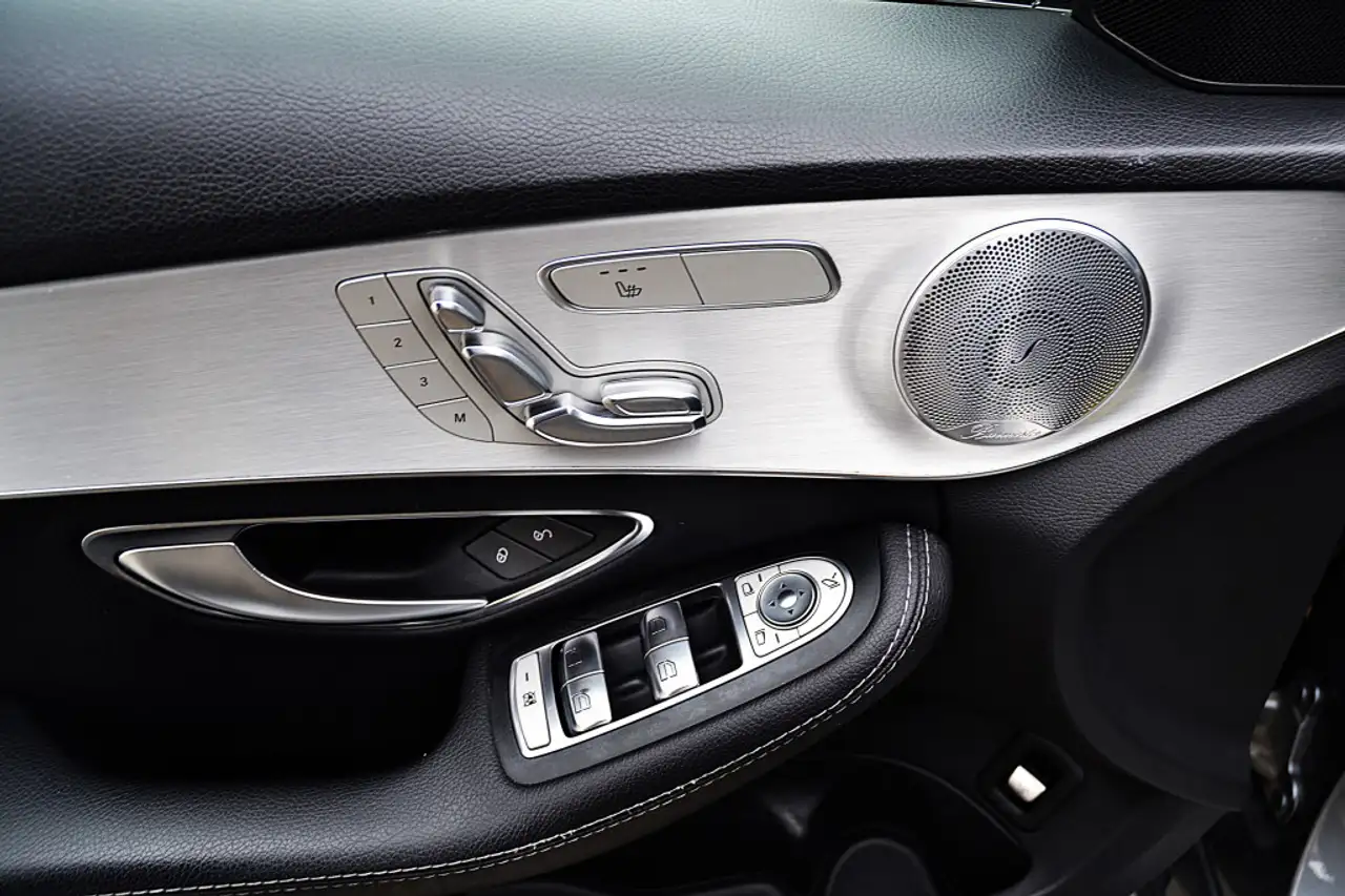 Mercedes-Benz C-Class снимка Mercedes-Benz C-Class