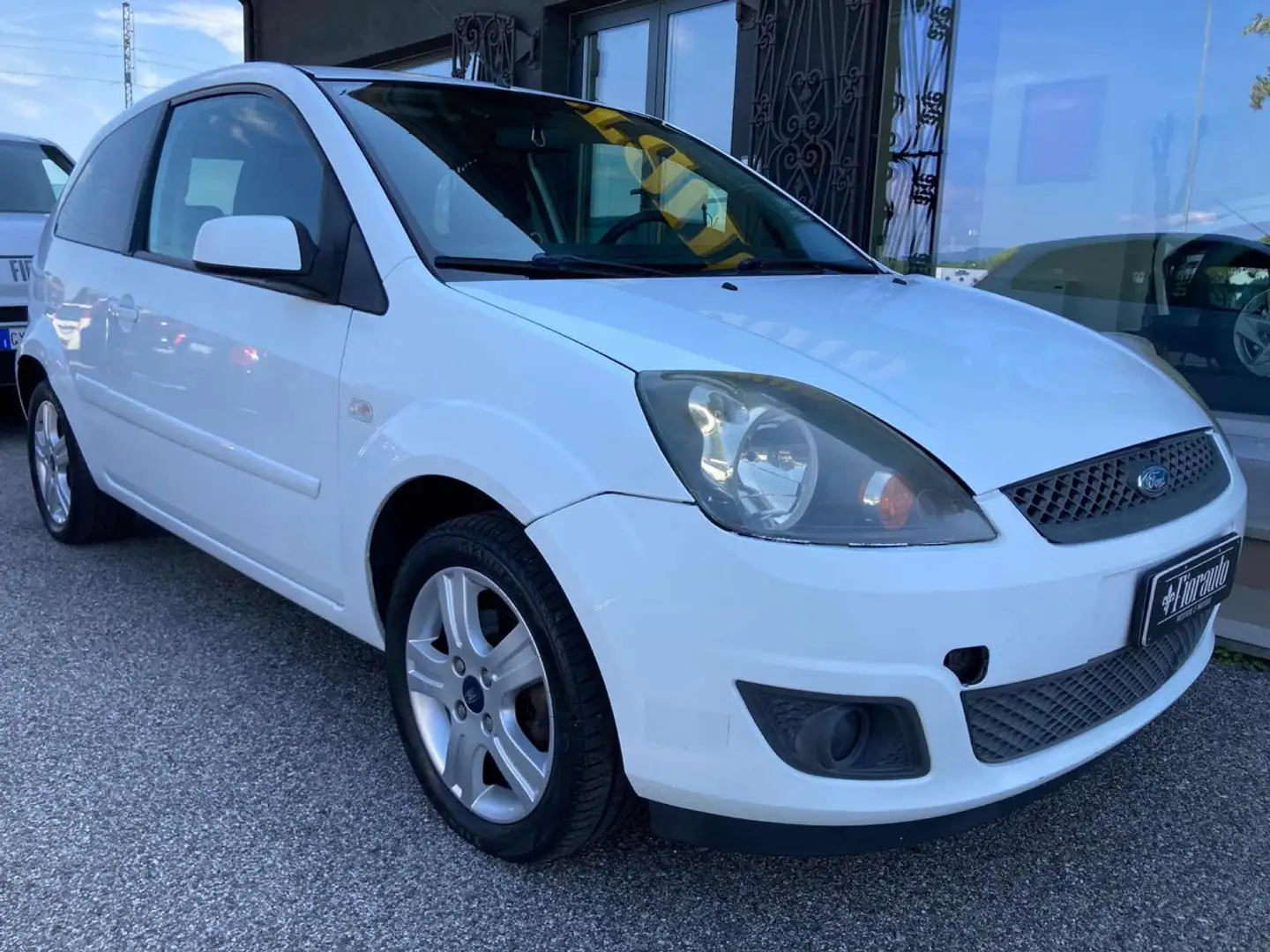 Ford Fiesta 1.4 TDCi 3p. Ghia Bianco - 2