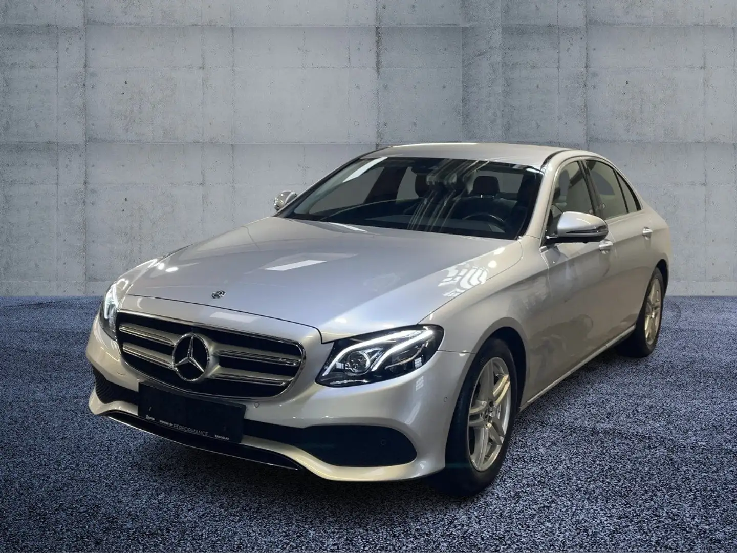 Mercedes-Benz E 200 Limousine SpurW PDC SHZ el.Heck Ambi  LM Silber - 2