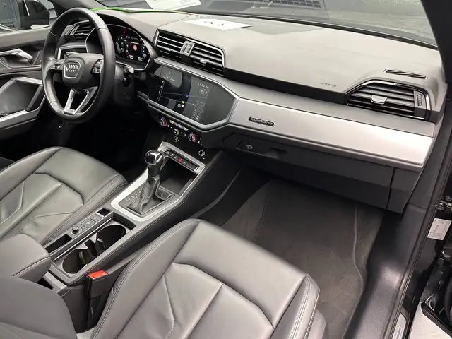 Audi Q3 view 11