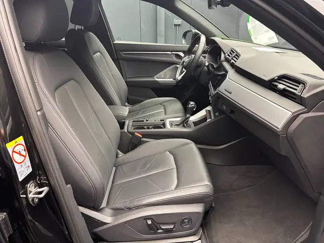 Audi Q3 view 10