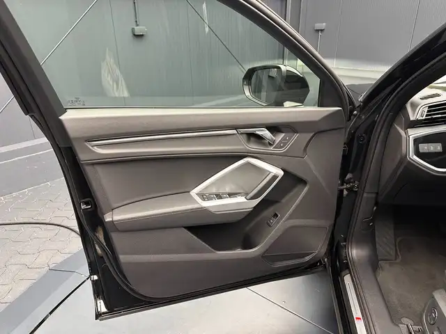 Audi Q3 view 13