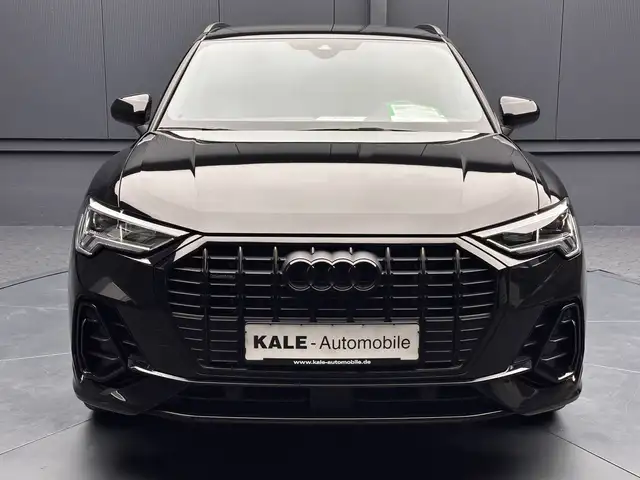 Audi Q3 view 8