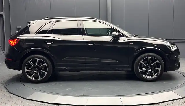Audi Q3 view 6