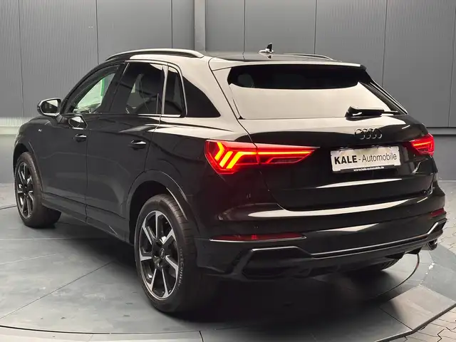 Audi Q3 view 3