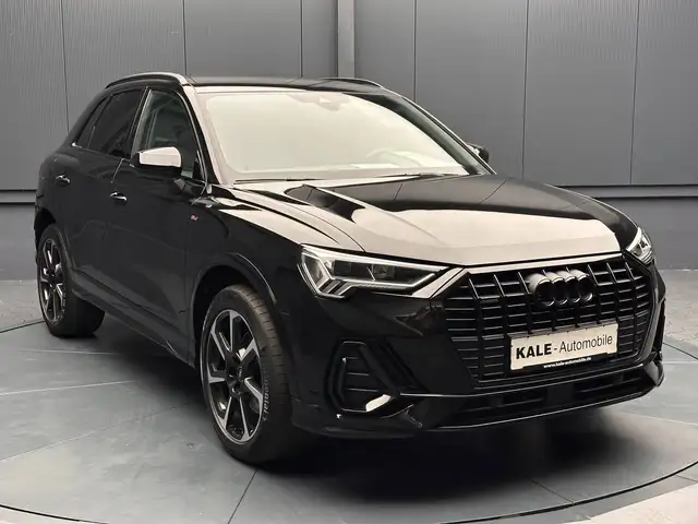 Audi Q3 view 7