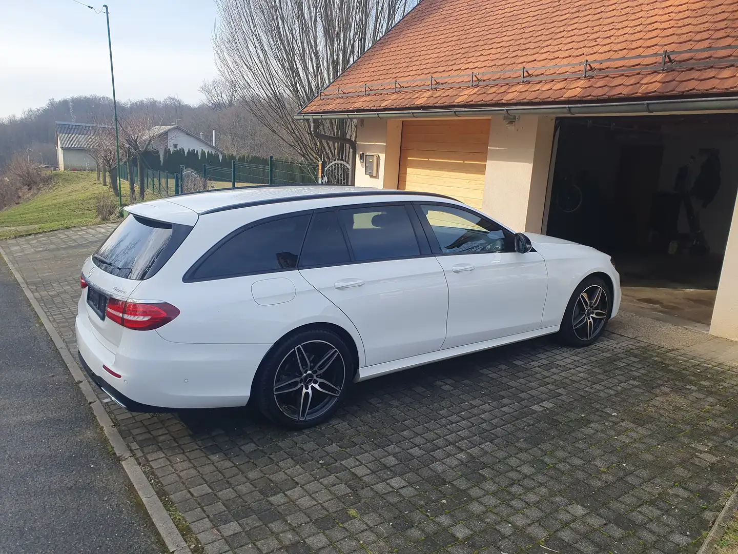 Mercedes-Benz E 220 E 220 d T 4MATIC Aut. Weiß - 1