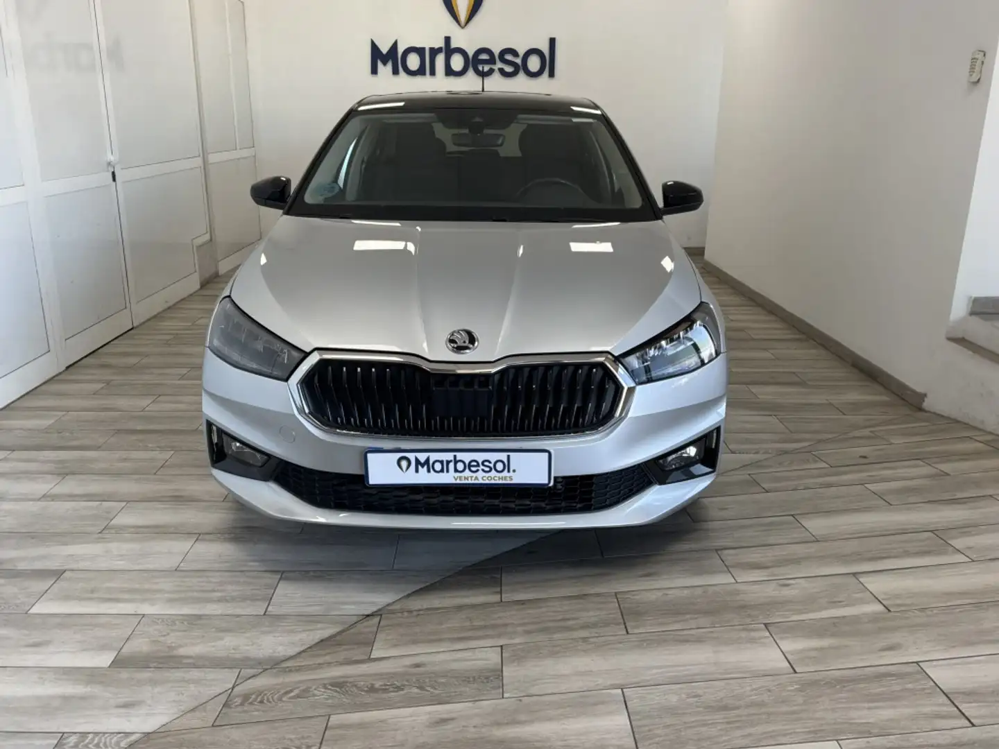Skoda Fabia 1.0 TSI Design DSG 85kW Plateado - 1
