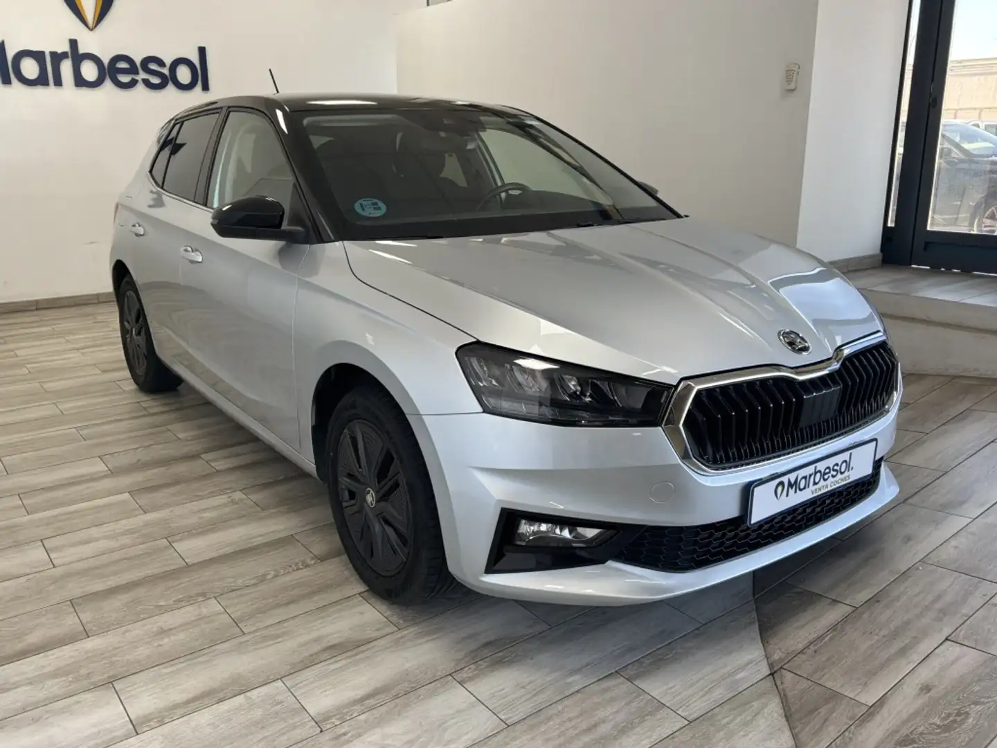 Skoda Fabia 1.0 TSI Design DSG 85kW Plateado - 2