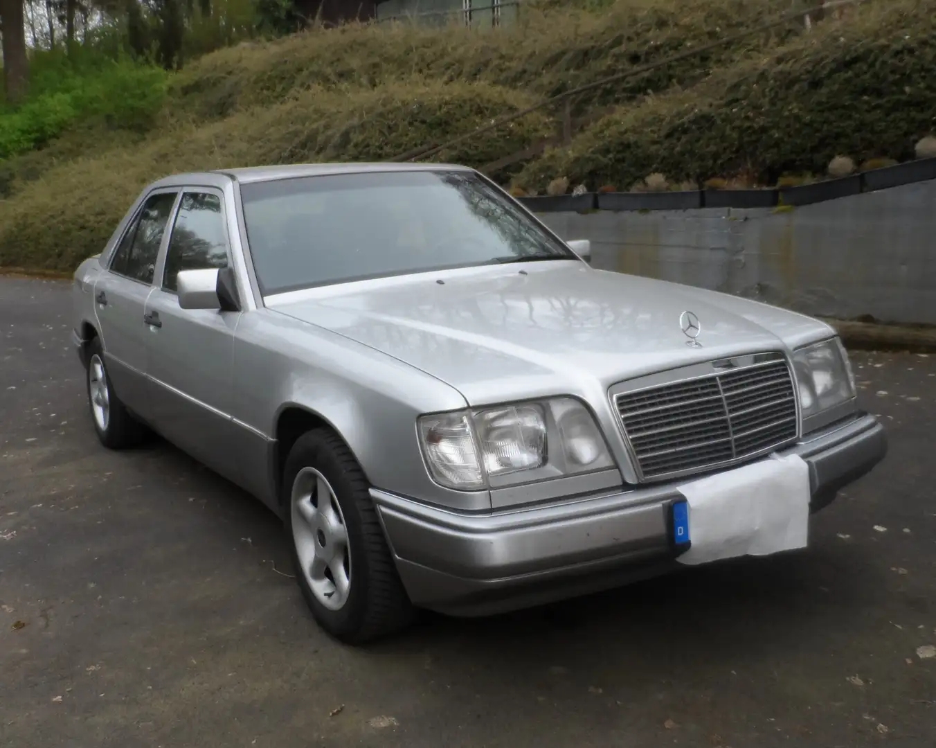Mercedes-Benz E 200 E 200 Srebrny - 1