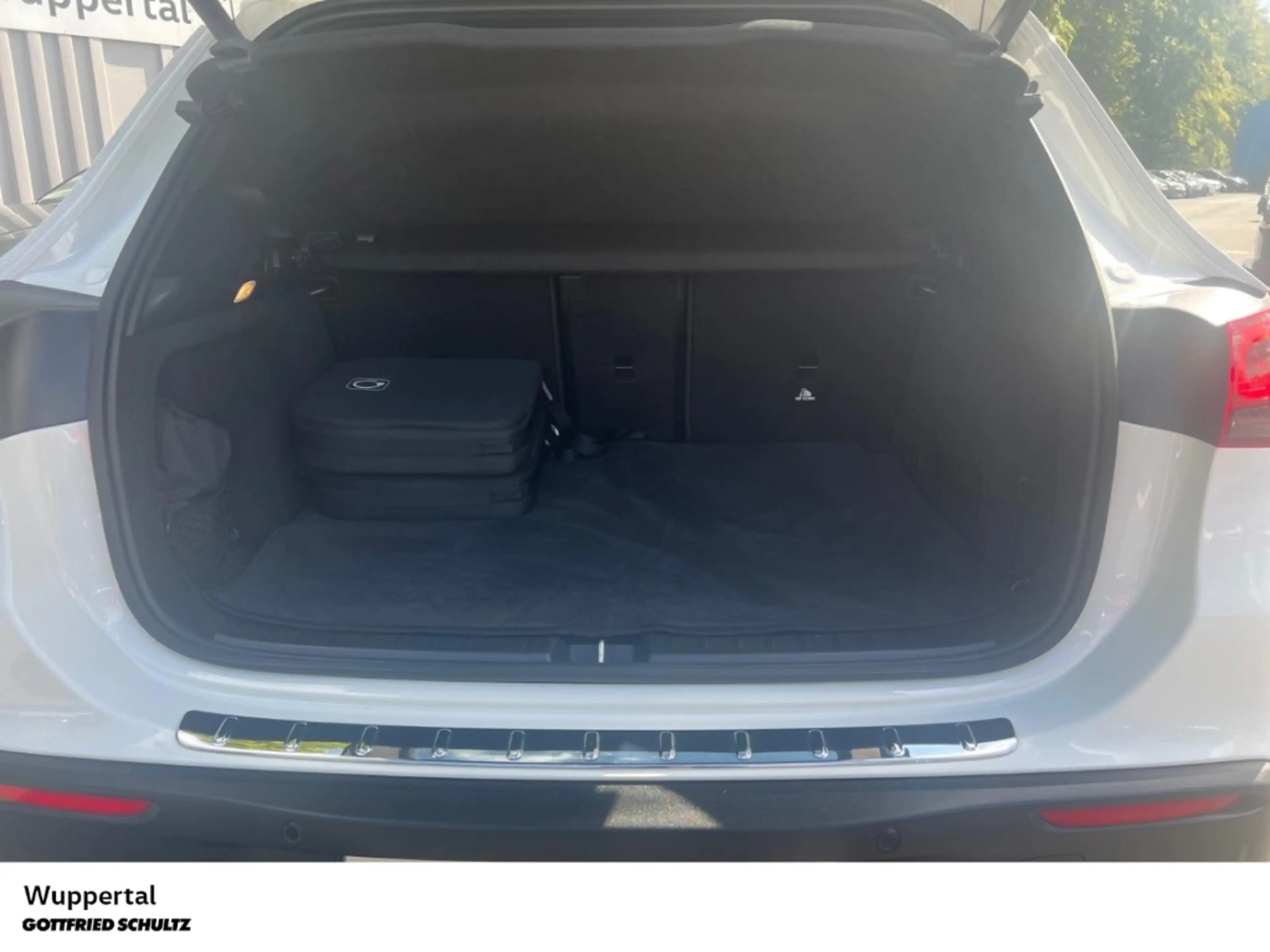 Mercedes-Benz EQA 300 AMG Line 4M PANO NAVI KAM SHZ PDC LM — photo 7