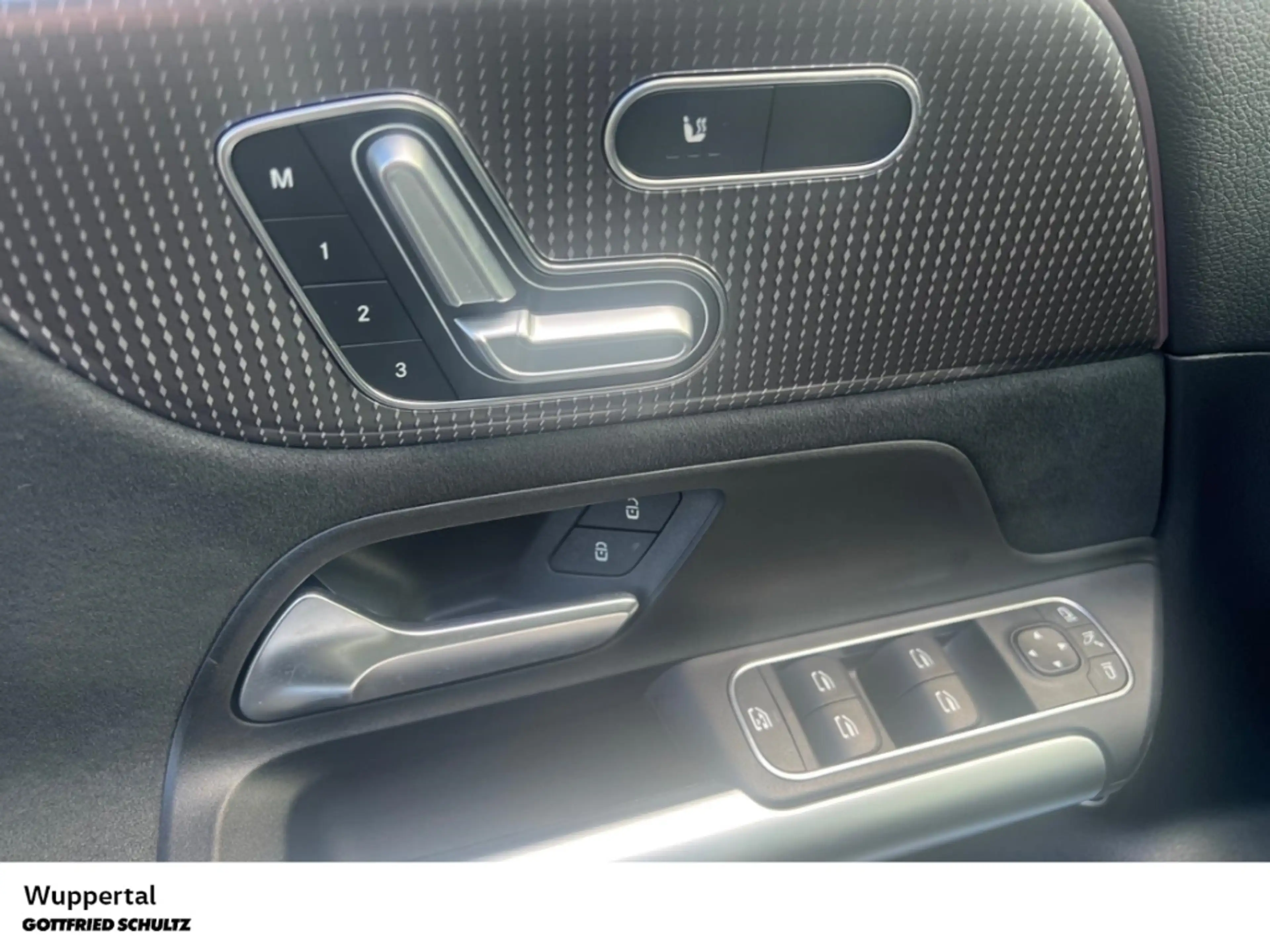 Mercedes-Benz EQA 300 AMG Line 4M PANO NAVI KAM SHZ PDC LM — photo 9