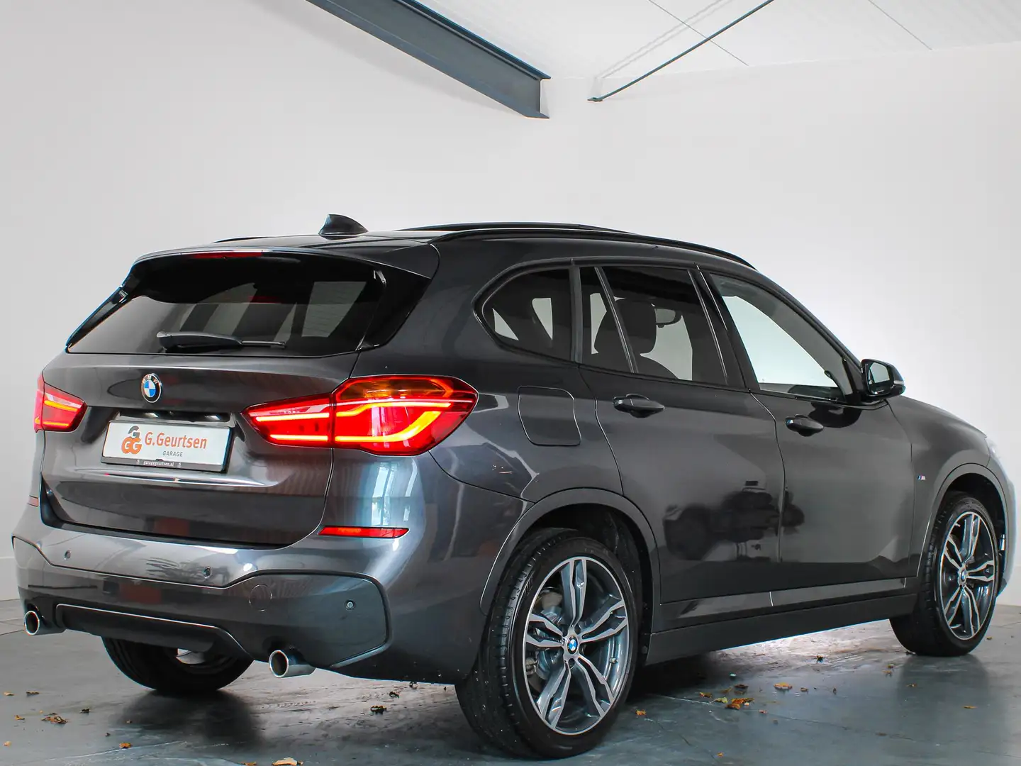 BMW X1 sDrive20i High Executive, M-sport, Panoramadak, HU Grijs - 2