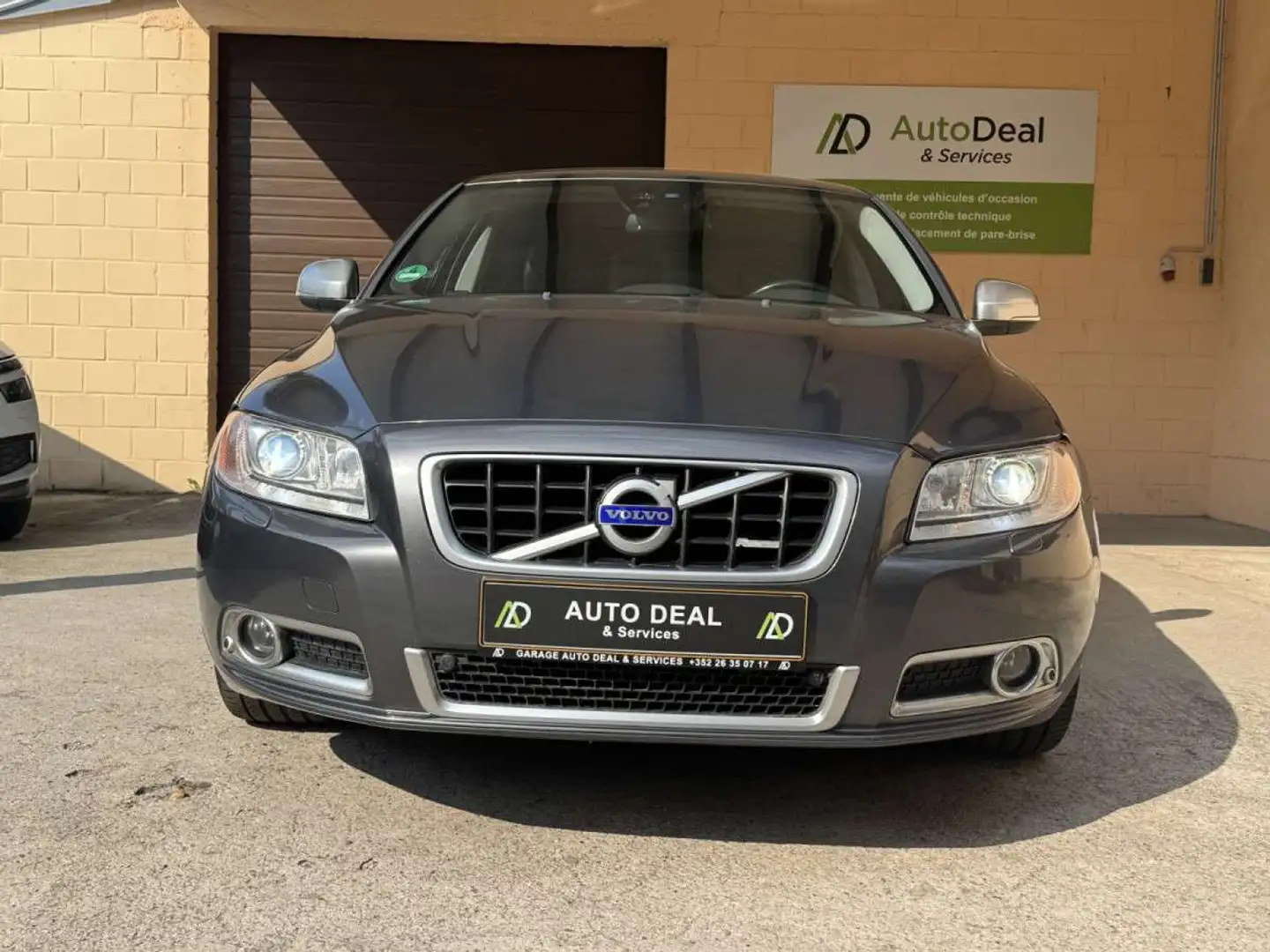 Volvo V70 D4 R-DESSGN 163CV AUTOMATIQUE Grijs - 2