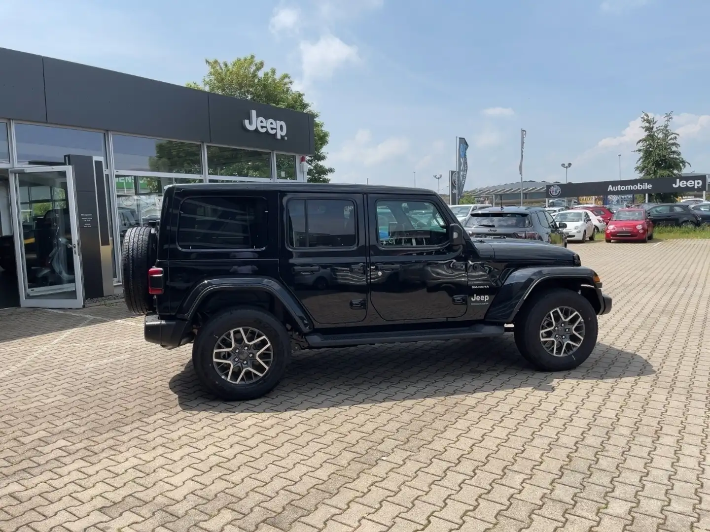 Jeep Wrangler PHEV MY23 Sahara Schwarz - 2