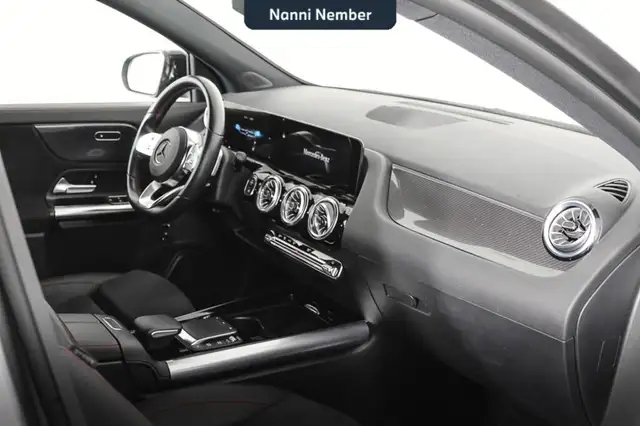 Mercedes-Benz GLA view 8