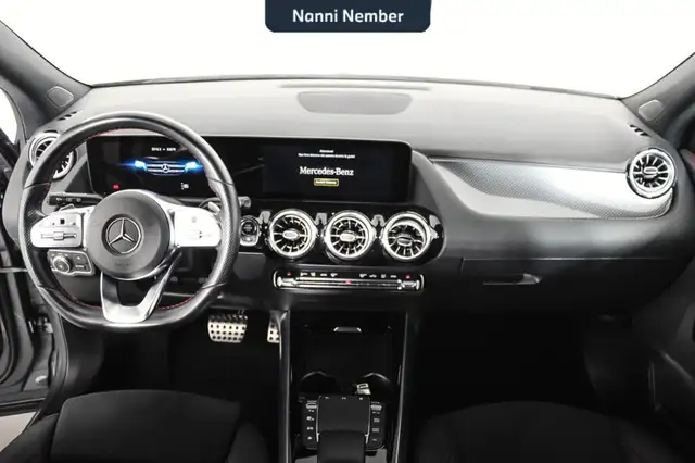 Mercedes-Benz GLA view 10