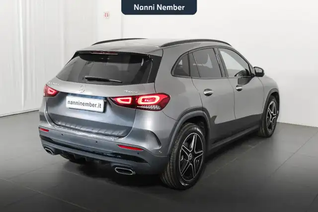 Mercedes-Benz GLA view 3