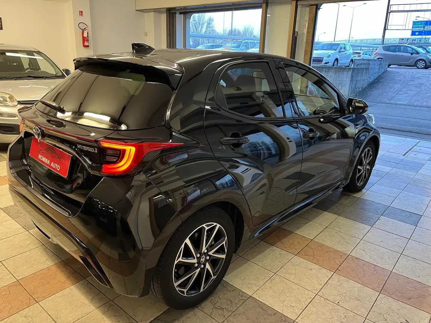 Toyota Yaris Yaris 1.5h Style ADATTA AI NEOPATENTATI Nero - 1