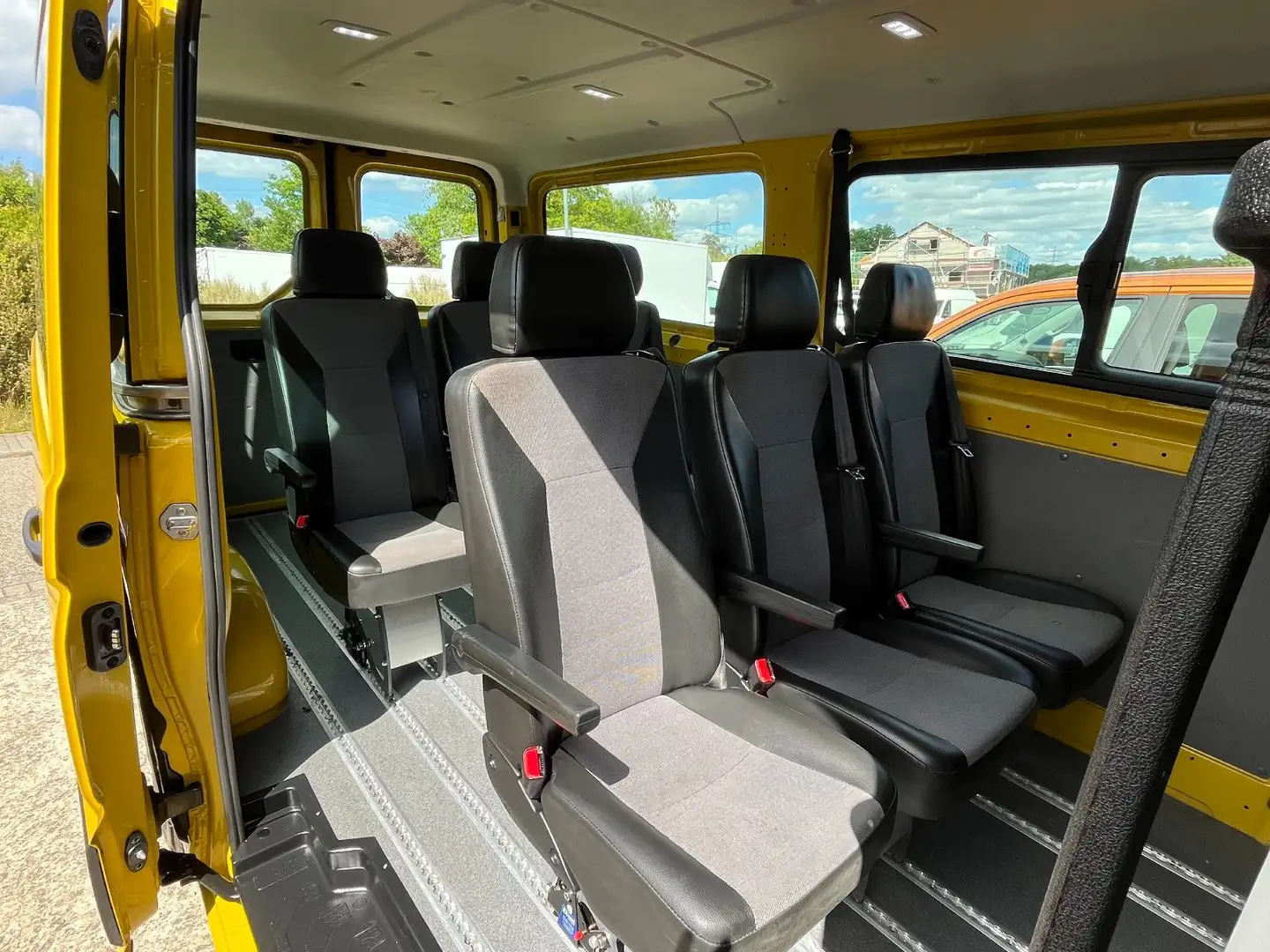 Volkswagen Crafter CRAFTER 2.0TDI 8 SITZER TEMP. KLIMA AHK 1.HAND Jaune - 2