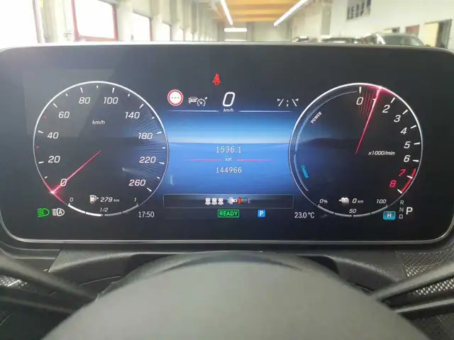 Mercedes-Benz C-Class view 11