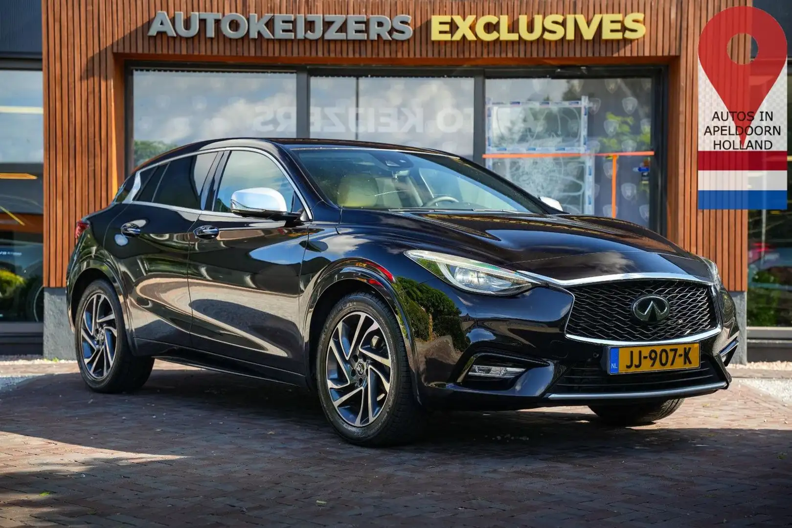 Infiniti Q30 1.6t Premium Tech Gallery White Cruise klima Schwarz - 1