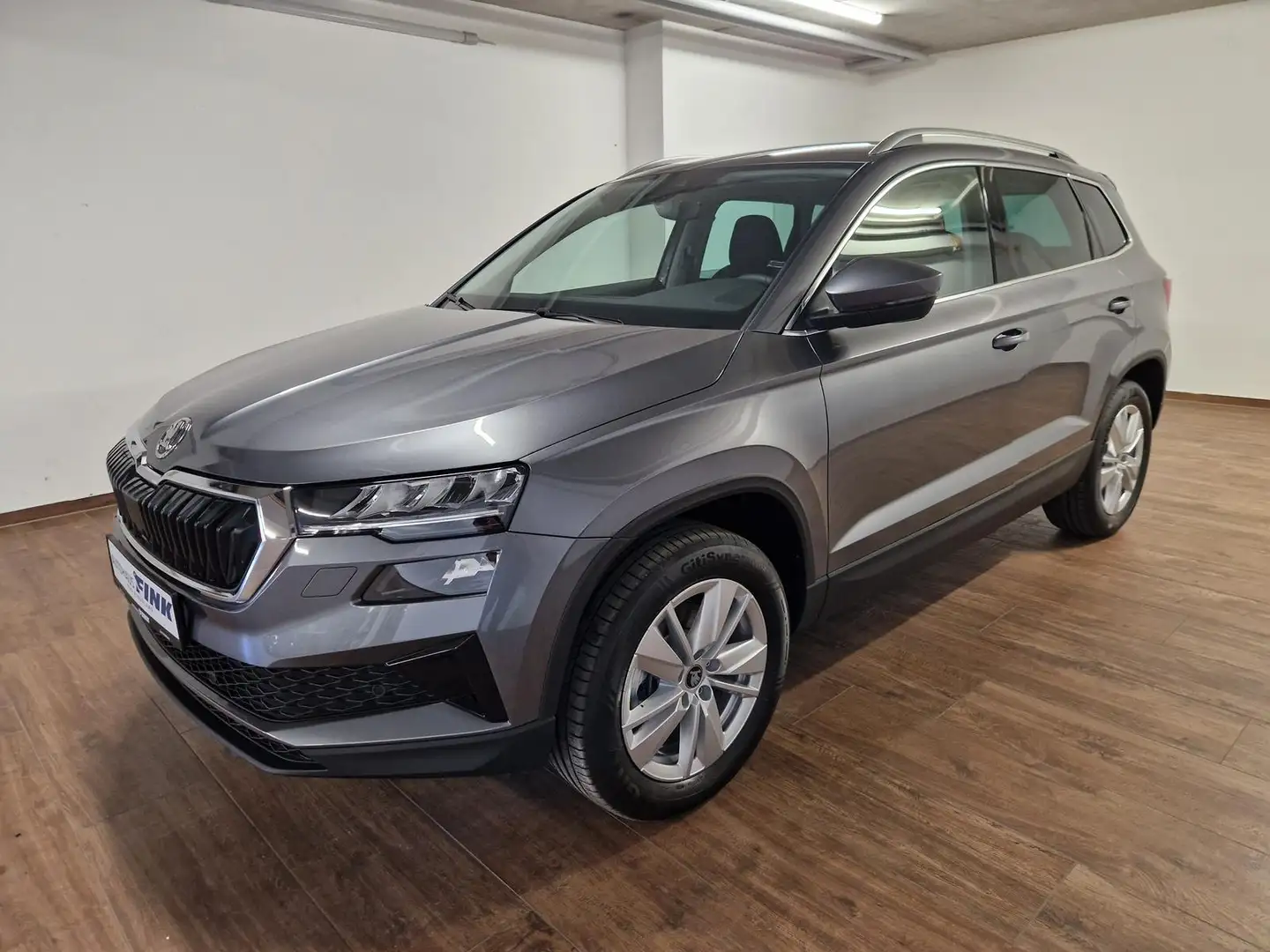 Skoda Karoq Selection 2.0 TDI DSG 4x4 Navi AHK RFK LED Grijs - 1