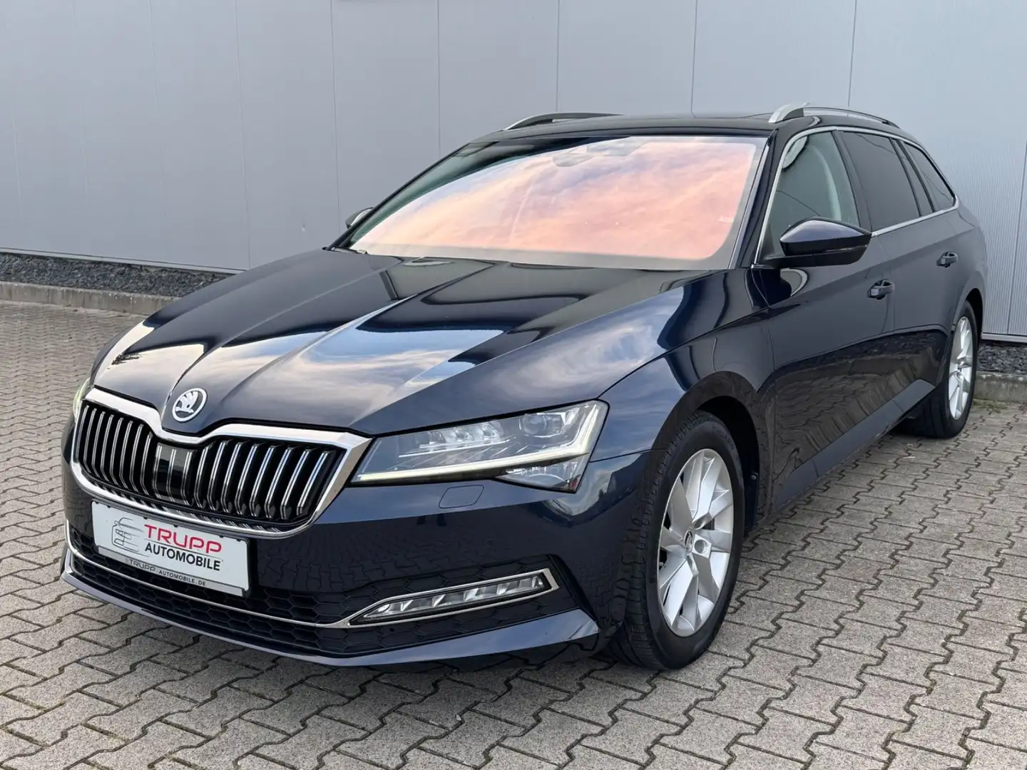 Skoda Superb Premium Edition 4x4/MATRIX/AHK/PANO/ACC - 2