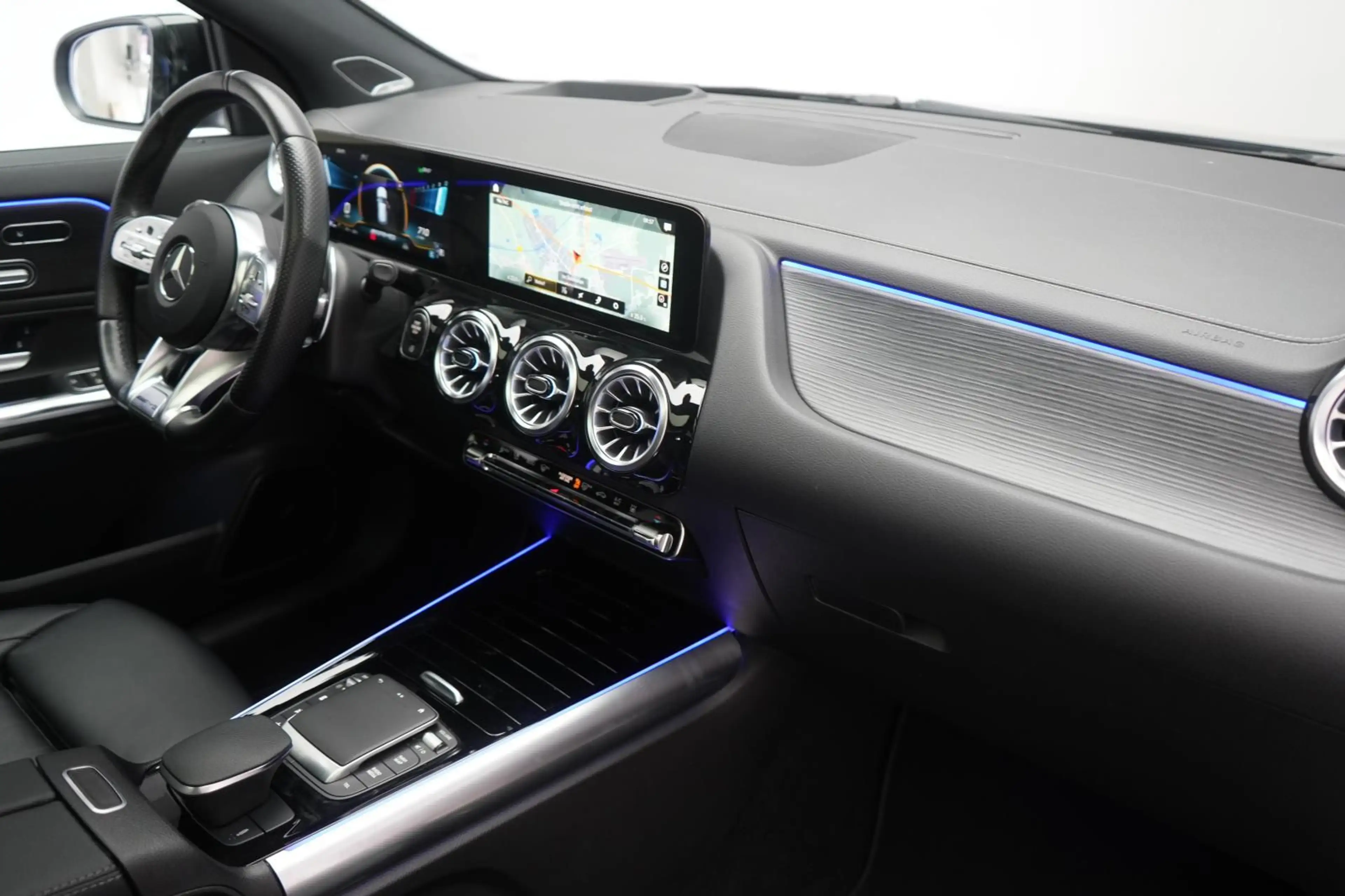 Mercedes-Benz GLA 35 AMG 4Matic Pano/STHZ/HUD/360Kamera — photo 8