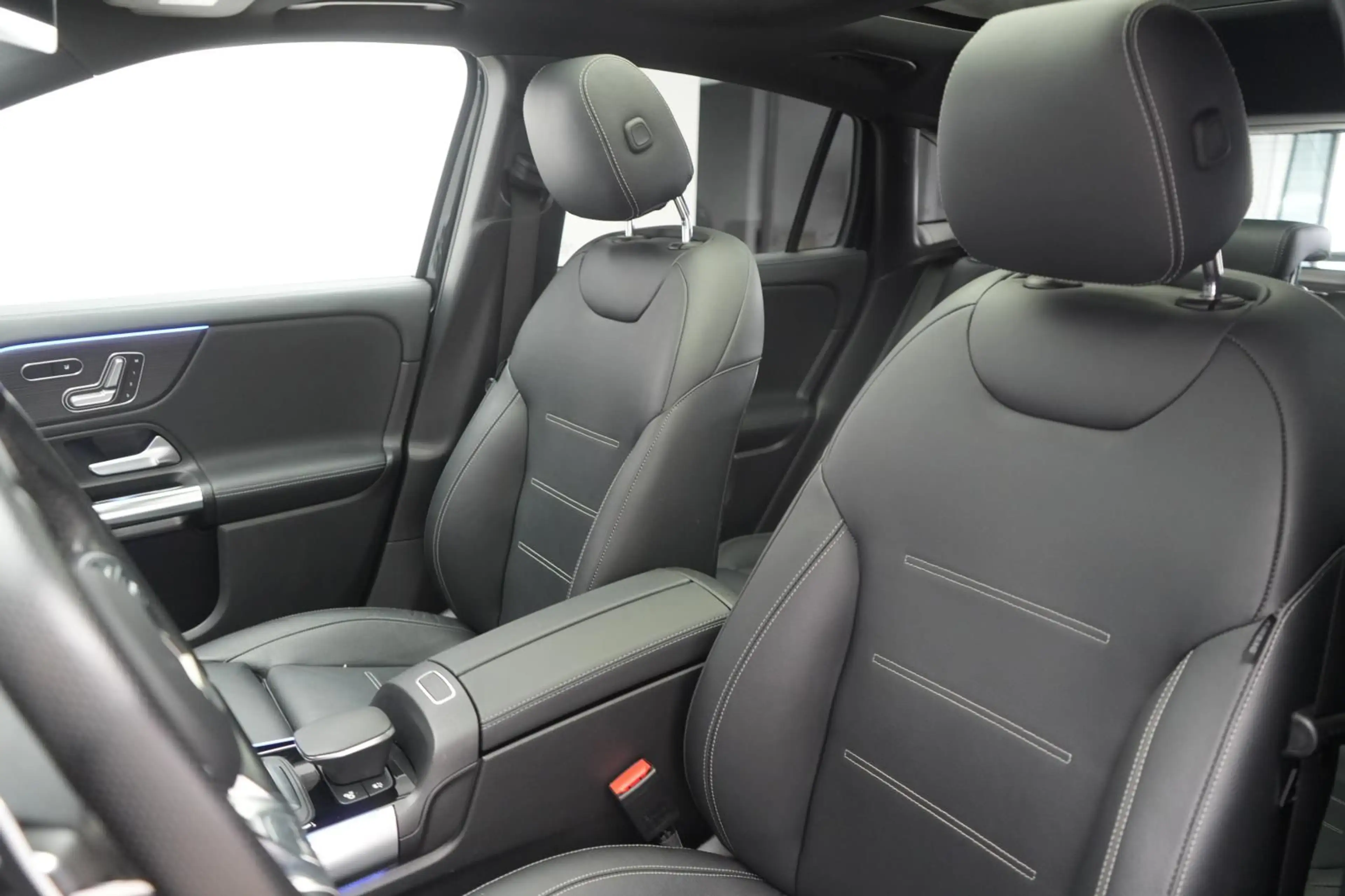 Mercedes-Benz GLA 35 AMG 4Matic Pano/STHZ/HUD/360Kamera — photo 11