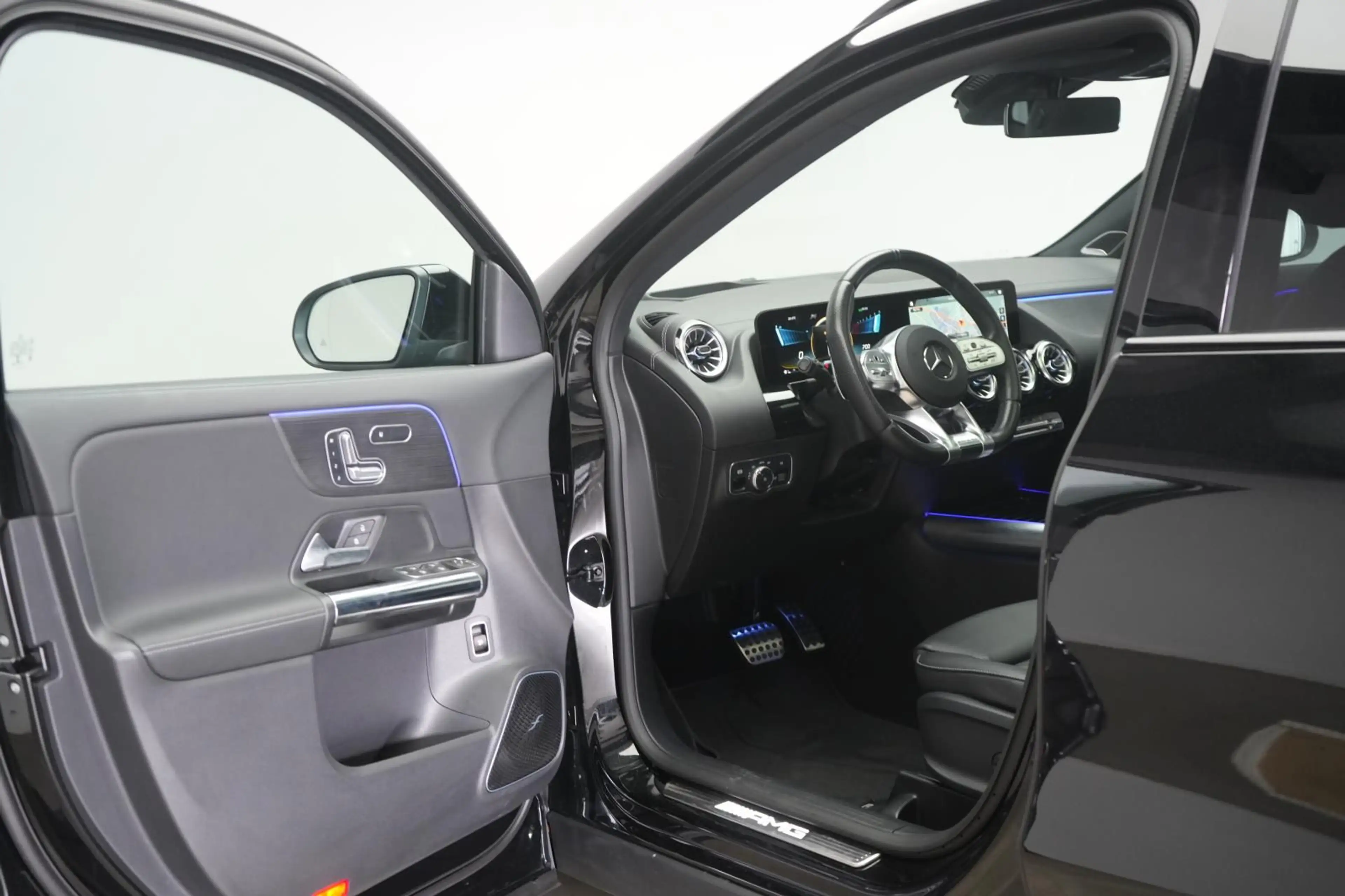 Mercedes-Benz GLA 35 AMG 4Matic Pano/STHZ/HUD/360Kamera — photo 12