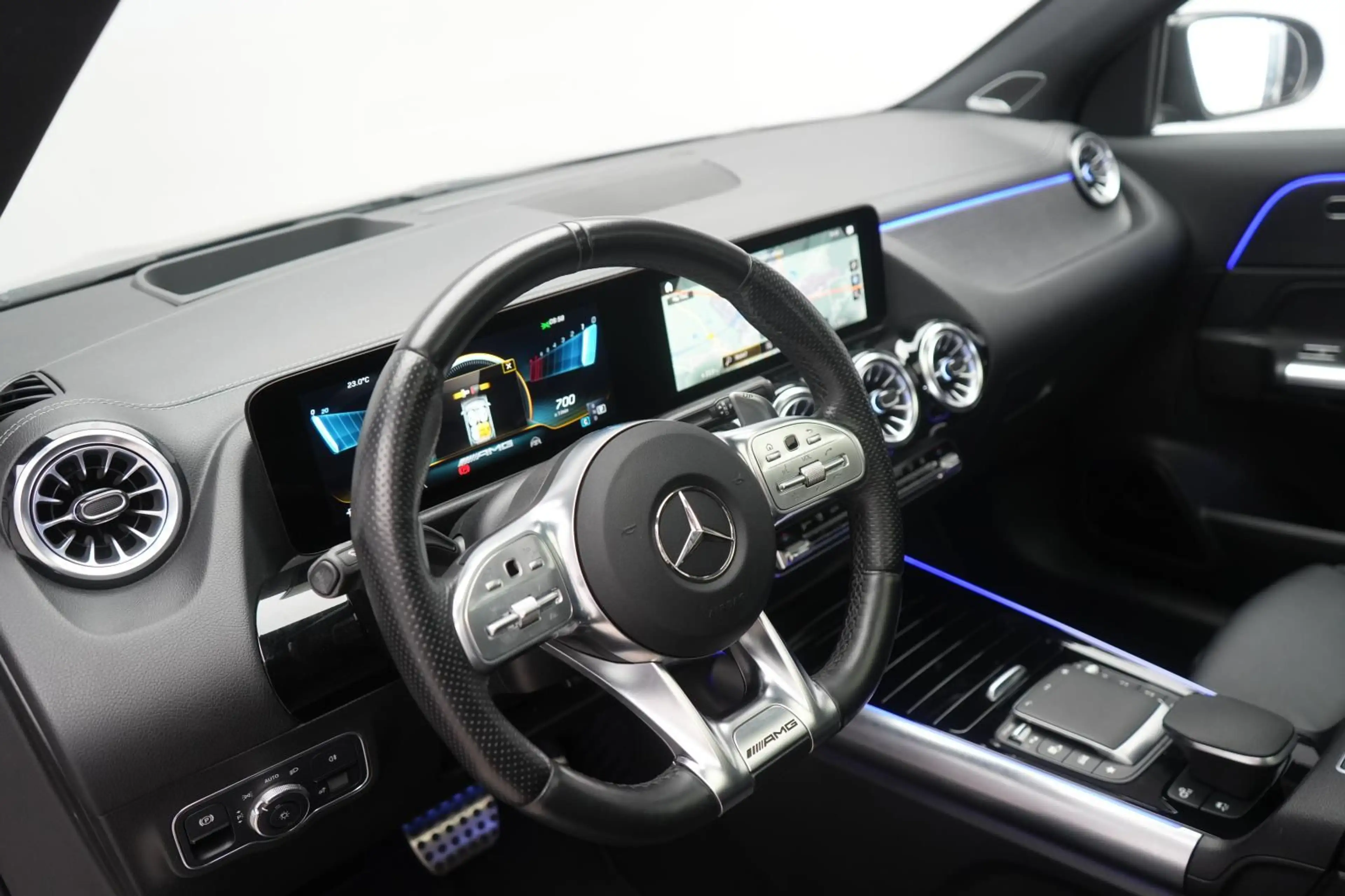 Mercedes-Benz GLA 35 AMG 4Matic Pano/STHZ/HUD/360Kamera — photo 13