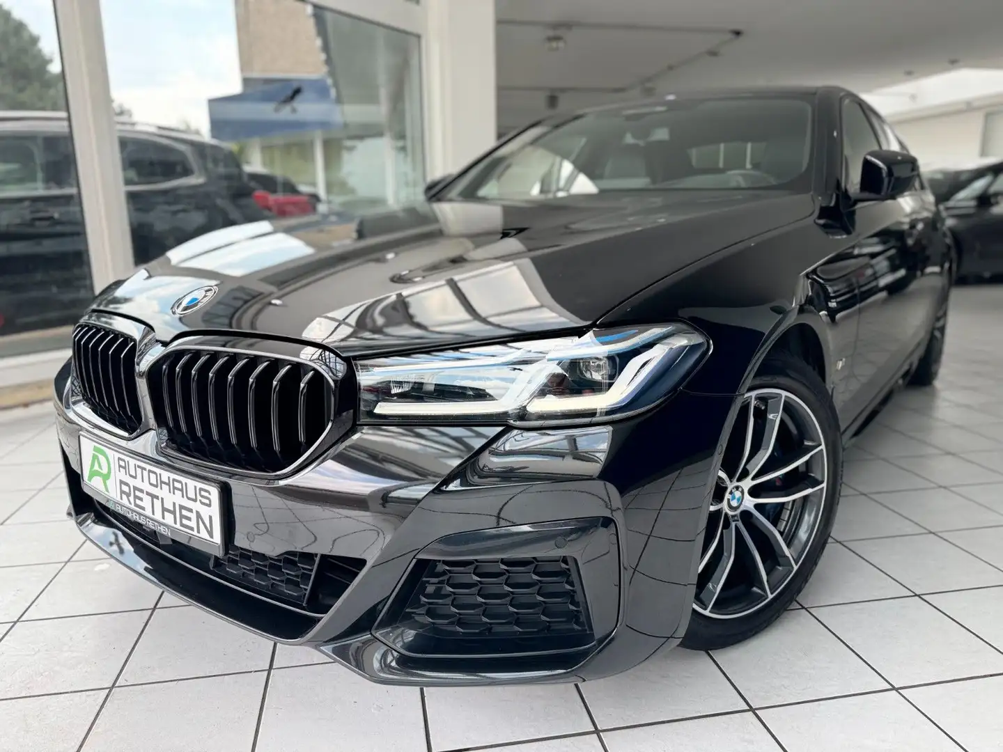 BMW 530 i *M-SPORT*ACC*CARPLAY*HUD*TOTWINKEL* Zwart - 1