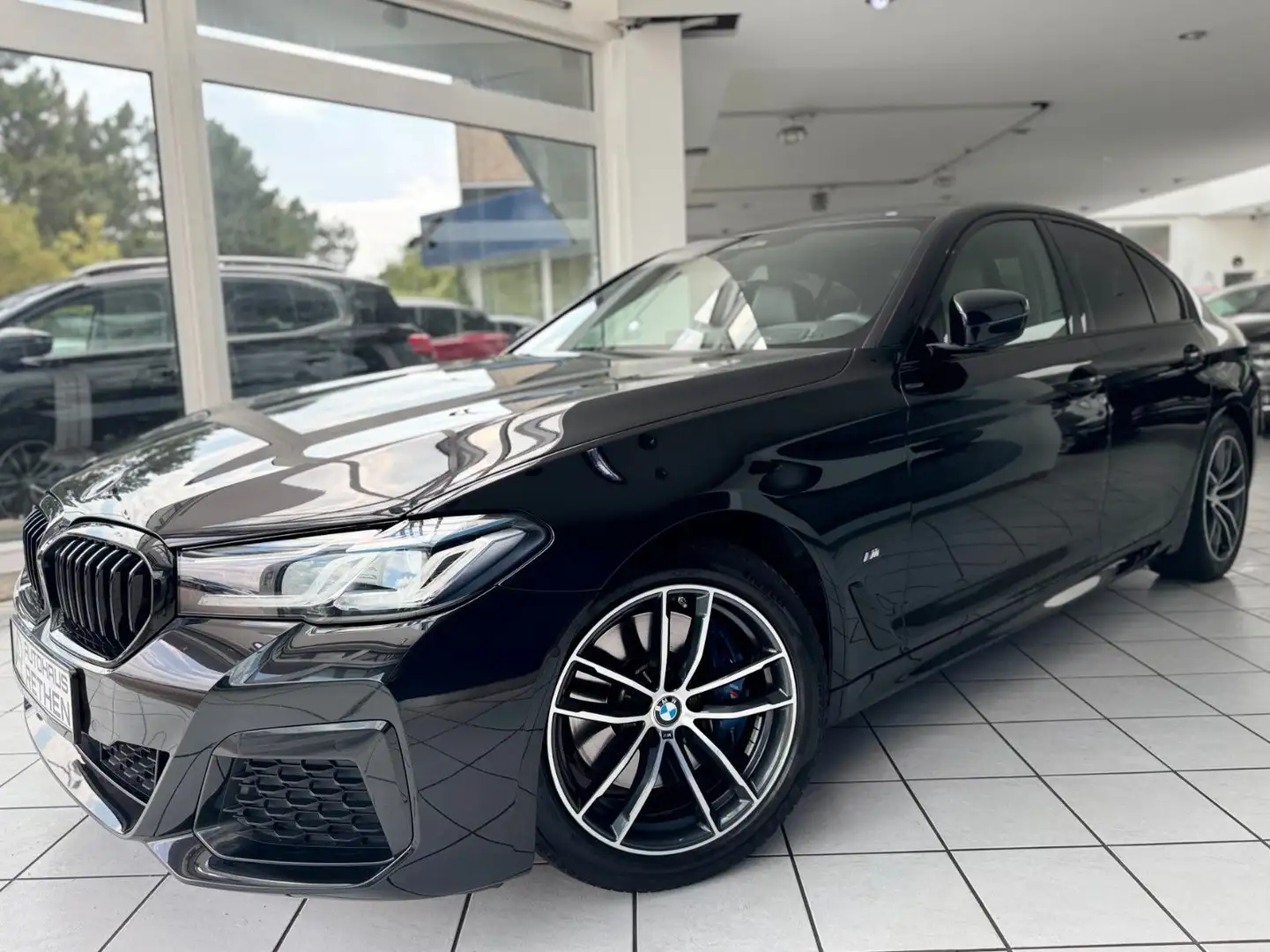 BMW 530 i *M-SPORT*ACC*CARPLAY*HUD*TOTWINKEL* Zwart - 2